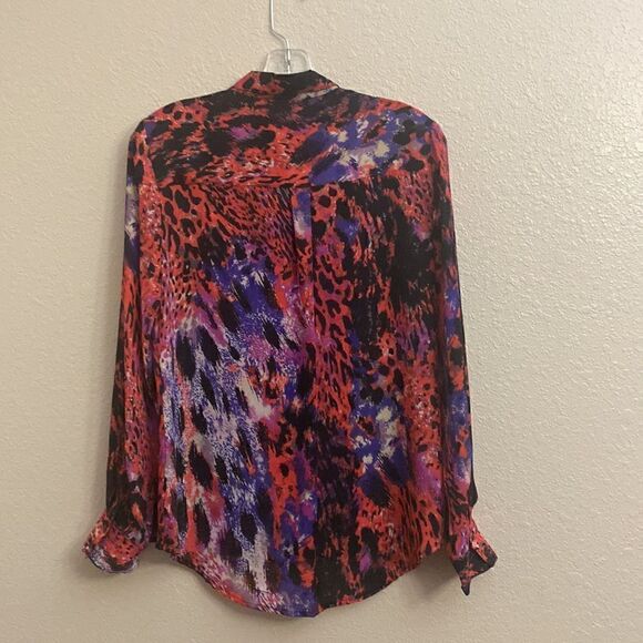 💜💙Violet & Claire Long Sleeves multi colored design button down top!! - Picture 6 of 7